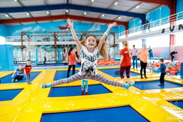 Прыжки в батутном центре в Муроме. Сервис Ultra Подарки. Купить подарочный сертификат на батутный центр. Подарите прыжки на батуте для детей и взрослых в Муроме. Сервис UltraPodarki.ru 8 800 505 95 30. Батутный центр Муром, батутный центр, прыжки на батуте Муром, купить батут Муром, батут, батут Муром