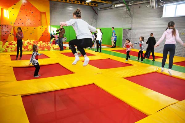 Прыжки в батутном центре в Муроме. Сервис Ultra Подарки. Купить подарочный сертификат на батутный центр. Подарите прыжки на батуте для детей и взрослых в Муроме. Сервис UltraPodarki.ru 8 800 505 95 30. Батутный центр Муром, батутный центр, прыжки на батуте Муром, купить батут Муром, батут, батут Муром